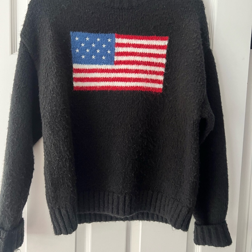 Edikted Black and Red Crewneck Sweater with Bold Design